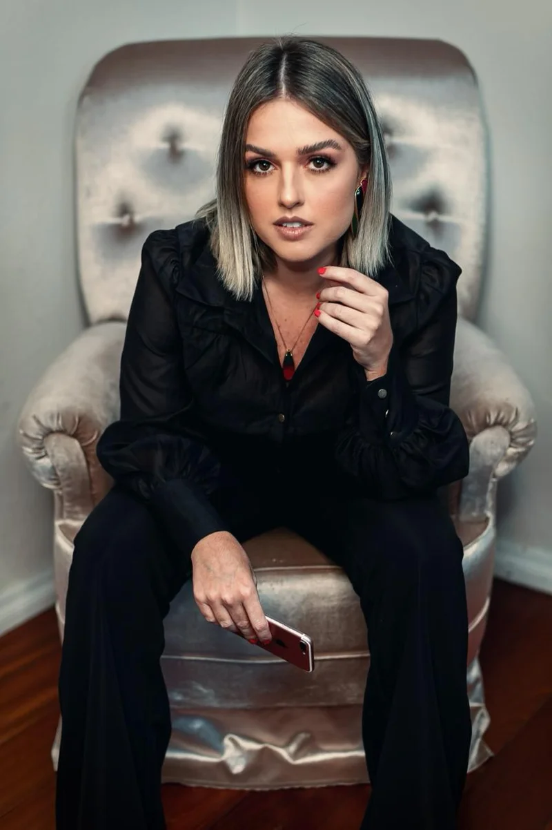Karol Carminatti, maquiadora e penteadista especialista em noivas em Florianópolis