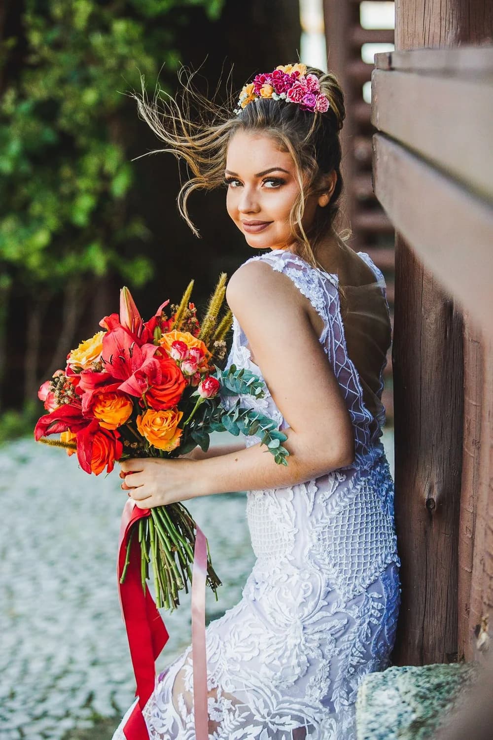Noiva com coroa de flores coloridas e maquiagem artística por Karol Carminatti