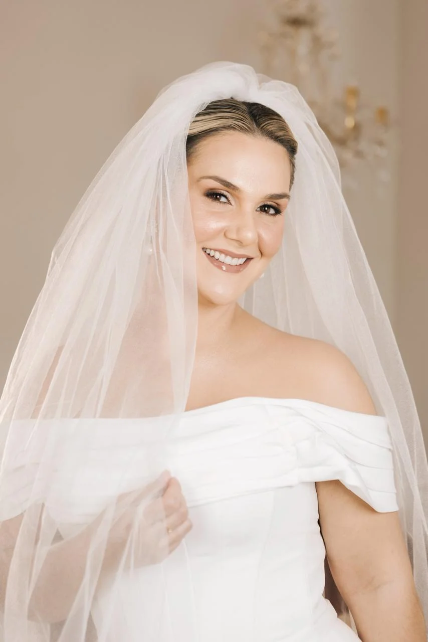 Noiva com véu longo e maquiagem natural, resultado do trabalho da Karol Carminatti