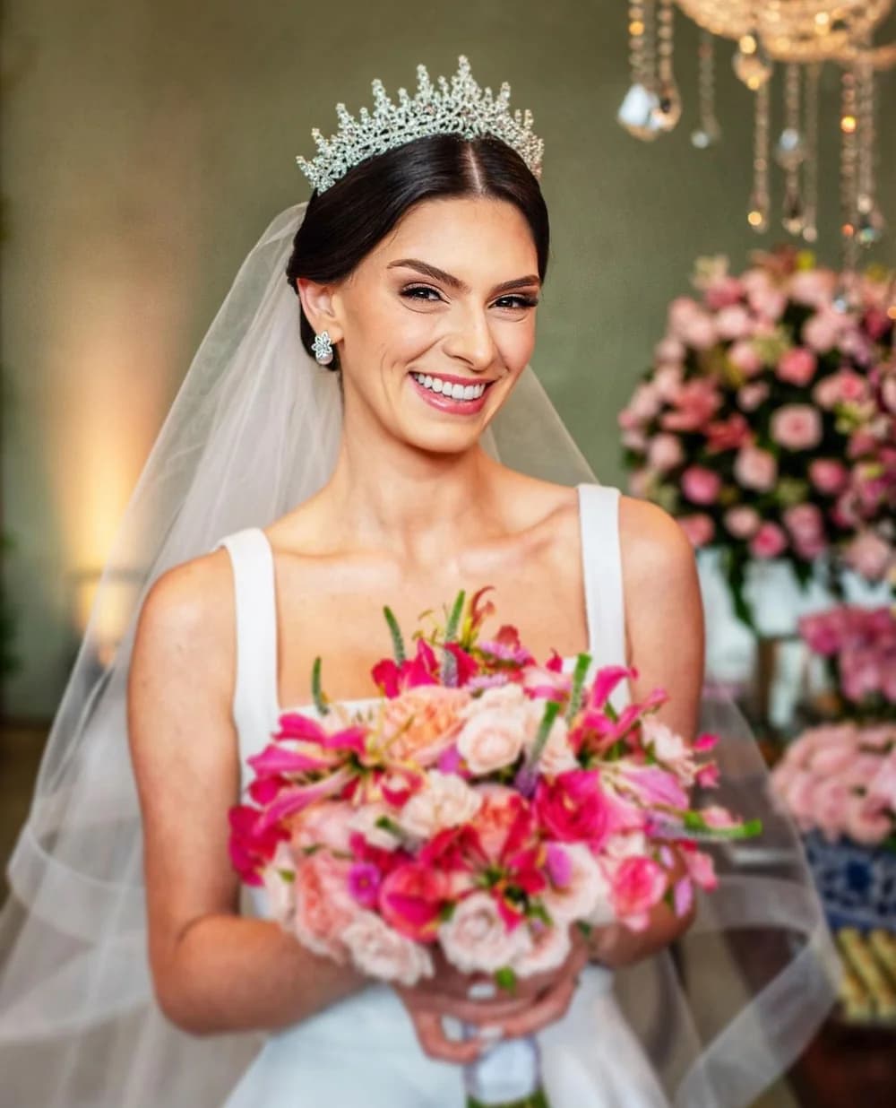 Noiva com tiara de cristais e maquiagem glamourosa por Karol Carminatti