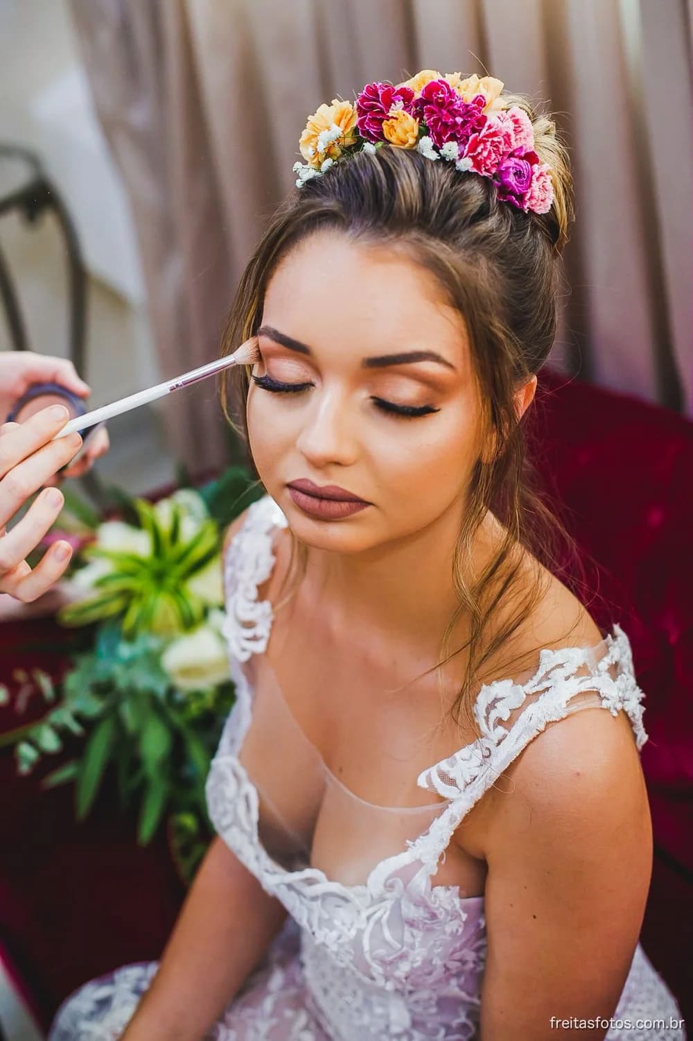 Maquiagem e penteado para convidada de evento por Karol Carminatti