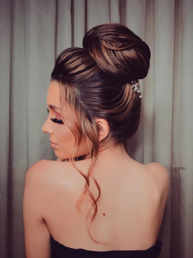 Penteado elaborado de madrinha realizado por Karol Carminatti